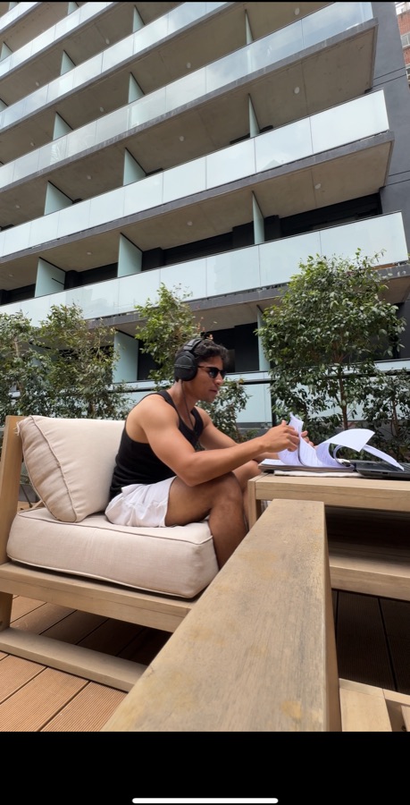 Andrew revisando notas y apuntes.