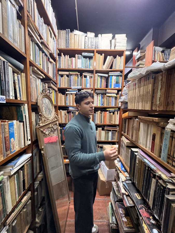 Andrew trabajando y entre libros.