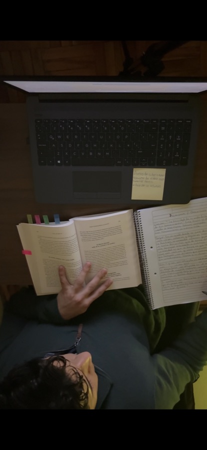 Andrew estudiando y ordenando sus notas.